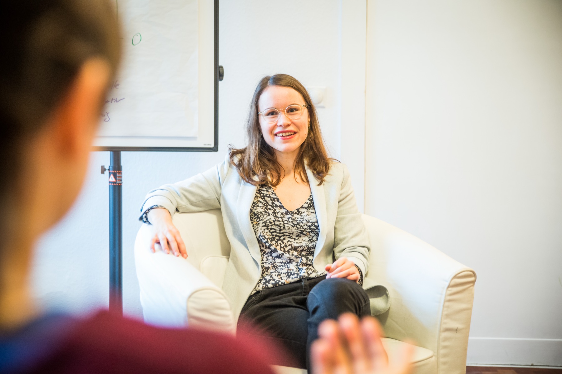 Juliane Link im Gespräch mit einer Klientin